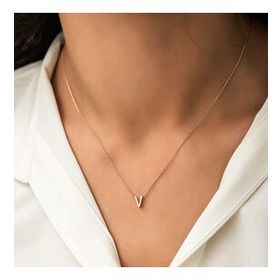 Daha Yok Mu 925 Ayar Gümüş Rose 3 Boyutlu V Harf Kadın Gümüş Kolye