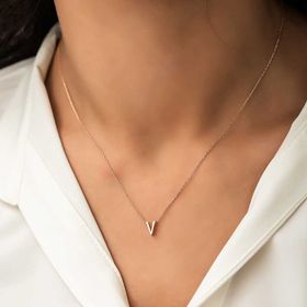 Daha Yok Mu 925 Ayar Gümüş Rose 3 Boyutlu V Harf Kadın Gümüş Kolye