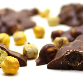 Dark Brown 500 gr Ağın Leblebili Sütlü Roche Çikolata Tatlı Tuzlu Lezzet