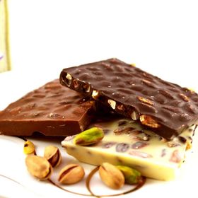 Dark Brown Chocolates & Confections 250 gr Antep Fıstıklı Karışık Bitter Sütlü ve Beyaz Kırma Beyoğlu Çikolatası