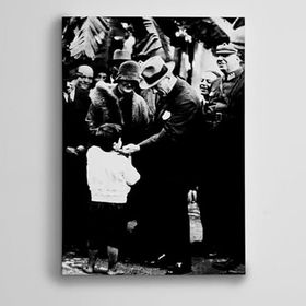 Dekolata Atatürk Bir Çocuğu Severken 30x40 cm Kanvas Tablo