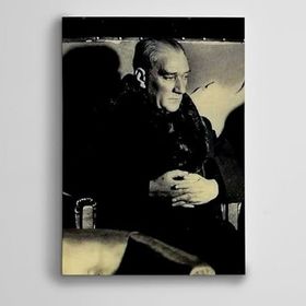Dekolata Atatürk Koltukta Siyah Beyaz 50x70 cm Kanvas Tablo