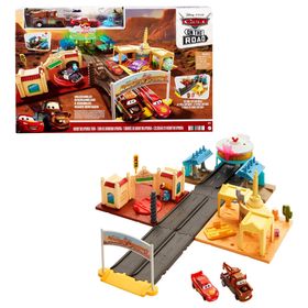 Disney Ve Pixar HGV68 Cars Radiator Springs Oyun Seti