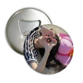 Dıythinker 3 Parça Ellie Yao Güzel Kız Kalp Plaj Güneş Pembe Şapka Yuvarlak Şişe Açacağı Buzdolabı Mıknatısı Rozet Düğmesi