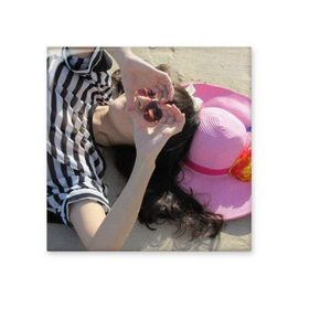 Dıythinker Ellie Yao Güzel Kız Kalp Plaj Güneş Pembe Şapka Parlak 10x10 cm Seramik Karo