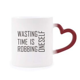 Dıythinker Kırmızı Çok Renkli Alıntı Wasting Time Is Robbing Oneself Morphing Isıya Duyarlı Kalp Kupa