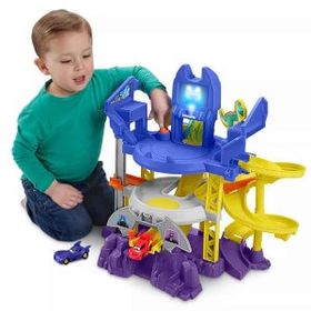 Fisher Price HNB11 Batwheels Batcave Yarışı