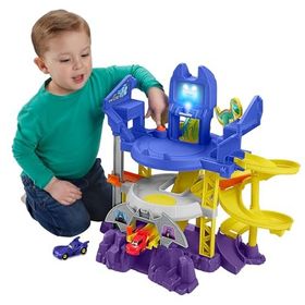 Fisher Price HNB11 Batwheels Batcave Yarışı