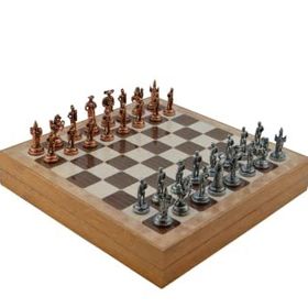 Gift Home Orta Boy Metal İspanyol 36x36x6 cm Satranç Takımı Antik ve Rustik Desenli Sandıklı MDF Tahtası