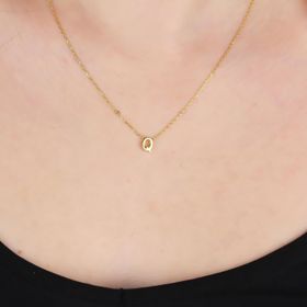 Glorria Gümüş 3 Boyutlu Minimalist Q Harfi Kolye