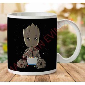 Groot Eating Candies Baskılı Kupa