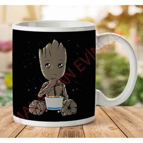 Groot Eating Candies Baskılı Kupa