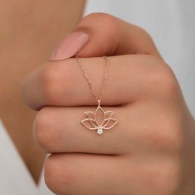 Gumush T7079 Rose Lotus Çiçeği Kadın Gümüş Kolye