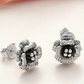Gumush T8001 Çivili Gül Kadın Gümüş Küpe