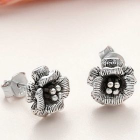 Gumush T8001 Çivili Gül Kadın Gümüş Küpe