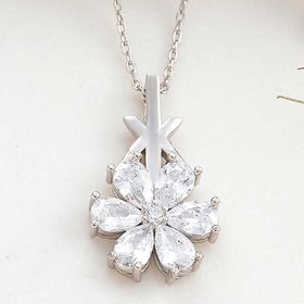 Gumush T8180 Gümüş Beyaz Sevgi Çiçeği Kadın Kolye