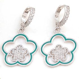 Gumush T8206 ​Gümüş Sallantılı Çiçek Desenli Kadın Küpe