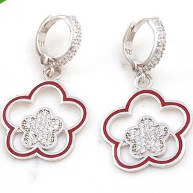 Gumush T8207 ​Gümüş Sallantılı Çiçek Desenli Kadın Küpe