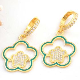 Gumush T8208 ​Gold Sallantılı Çiçek Desenli Kadın Gümüş Küpe