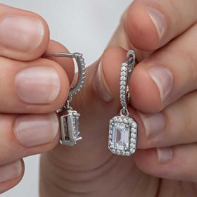 Gumush T8288 Beyaz Baget Taşlı Sallantılı Kadın Gümüş Küpe