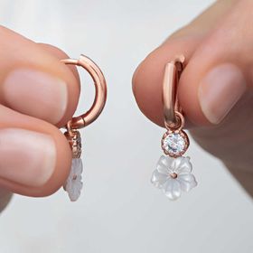 Gumush T8309 Rose Sallantılı Manolya Çiçeği Kadın Gümüş Küpe