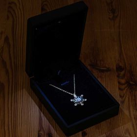 Gumush T8435 Gümüş Işıklı Kutulu Aquamarine Taşlı Kar Tanesi Kadın Kolye