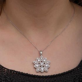 Gumush T8690 Zirkon Taşlı Çiçek Kadın Gümüş Kolye