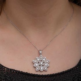 Gumush T8690 Zirkon Taşlı Çiçek Kadın Gümüş Kolye