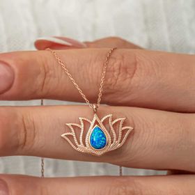 Gumush T8824 Opal Taşlı Rose Lotus Çiçeği Gümüş Kolye