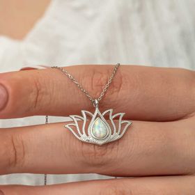 Gumush T8888 Beyaz Opal Taşlı Lotus Kadın Gümüş Kolye