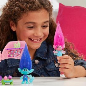 Hasbro B6560 Trolls Poppy'nin Taç Giyme Töreni Aksiyon Figürleri
