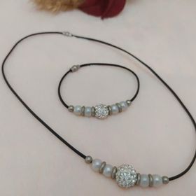 Hdmarketim Swarovski Taşlı Sıra İncili Kaucuk Bileklikli Kolye
