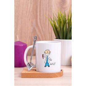 Hediye Dükkanı Erkek Diş Hekimi Karikatürü Ahşap Altlıklı Kaşıklı Beyaz Kupa Bardak