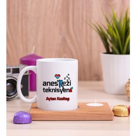 Hediye Dükkanı Kişiye Özel Anestezi Teknisyeni Ahşap Altlıklı Mumlu Beyaz Kupa Bardak