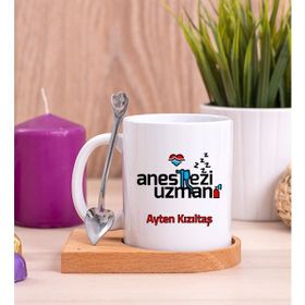 Hediye Dükkanı Kişiye Özel Anestezi Uzmanı Ahşap Altlıklı Kaşıklı Beyaz Kupa Bardak