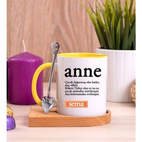 Hediye Dükkanı Kişiye Özel Anne Kelime Anlamı Ahşap Altlıklı Kaşıklı Sarı Kupa Bardak