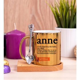 Hediye Dükkanı Kişiye Özel Anne Kelimesi için Anlam Baskılı Ahşap Altlıklı Kaşıklı Gold Kupa Bardak