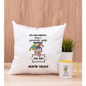 Hediye Dükkanı Kişiye Özel Biz Akıllanmayız Tasarım Esprili Sarı Kupa Bardak ve Kare Yastık