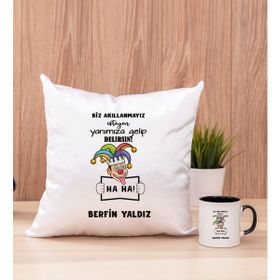 Hediye Dükkanı Kişiye Özel Biz Akıllanmayız Tasarım Esprili Siyah Kupa Bardak ve Kare Yastık Seti