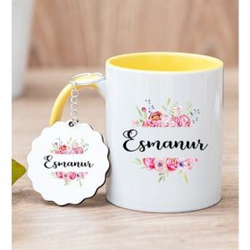 Hediye Dükkanı Kişiye Özel Çiçek Çerçeveli İsimli Sarı Kupa Bardak ve Anahtarlık