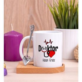 Hediye Dükkanı Kişiye Özel Doktor Ahşap Altlıklı Kaşıklı Beyaz Kupa Bardak