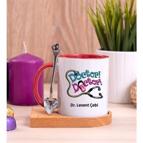 Hediye Dükkanı Kişiye Özel Doktor Doktor Ahşap Altlıklı Kaşıklı Kırmızı Kupa