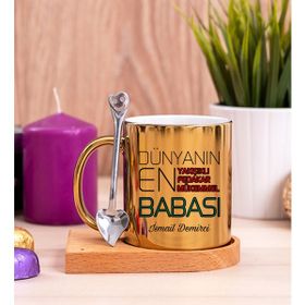 Hediye Dükkanı Kişiye Özel Dünyanın En İyi Babası Baskılı Ahşap Altlıklı Kaşıklı Gold Kupa Bardak