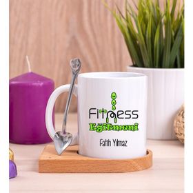 Hediye Dükkanı Kişiye Özel Fitness Eğitmeni Ahşap Altlıklı Kaşıklı Beyaz Kupa Bardak