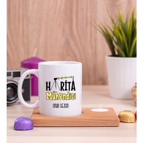 Hediye Dükkanı Kişiye Özel Harita Mühendisi Ahşap Altlıklı Mumlu Beyaz Kupa Bardak