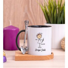 Hediye Dükkanı Kişiye Özel Hemşire Karikatürü Ahşap Altlıklı Kaşıklı Siyah Kupa Bardak
