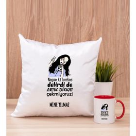Hediye Dükkanı Kişiye Özel Herkes Delirdi Tasarım Esprili Kırmızı Kupa Bardak ve Kare Yastık