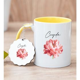 Hediye Dükkanı Kişiye Özel Pembe Çiçekli İsme Özel Sarı Kupa Bardak ve Anahtarlık