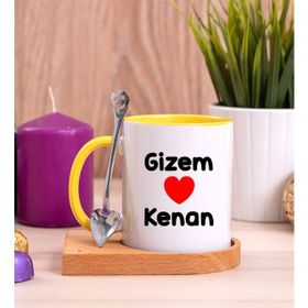 Hediye Dükkanı Kişiye Özel Sevgililere Özel Isim Yazılı Ahşap Altlıklı Kaşıklı Sarı Kupa