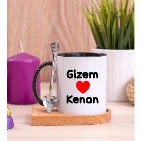 Hediye Dükkanı Kişiye Özel Sevgililere Özel İsim Yazılı Ahşap Altlıklı Kaşıklı Siyah Kupa Bardak